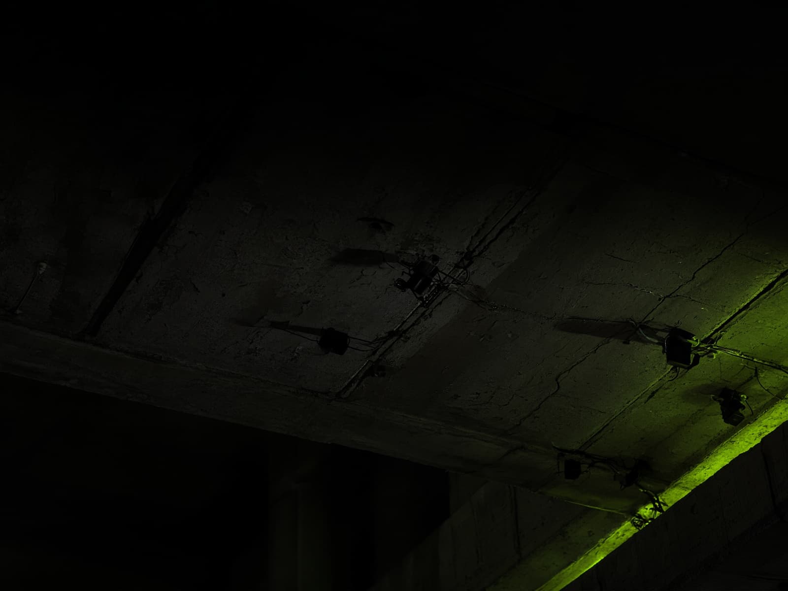 Illustration of sensors fixed to a concrete beam